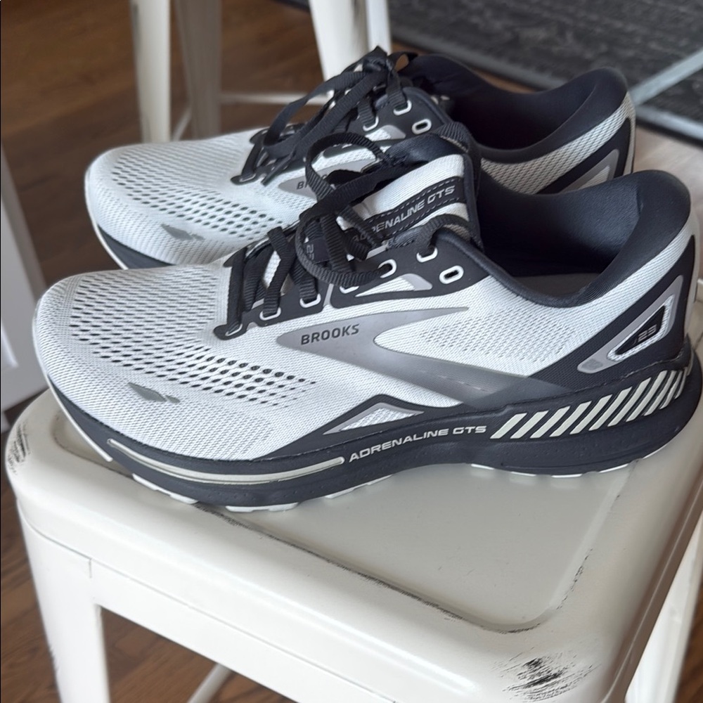 Brooks Adrenaline GTS 23 Shoes